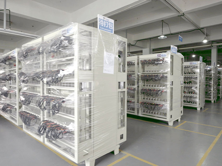 officina della linea di produzione automatizzata di batterie per auto